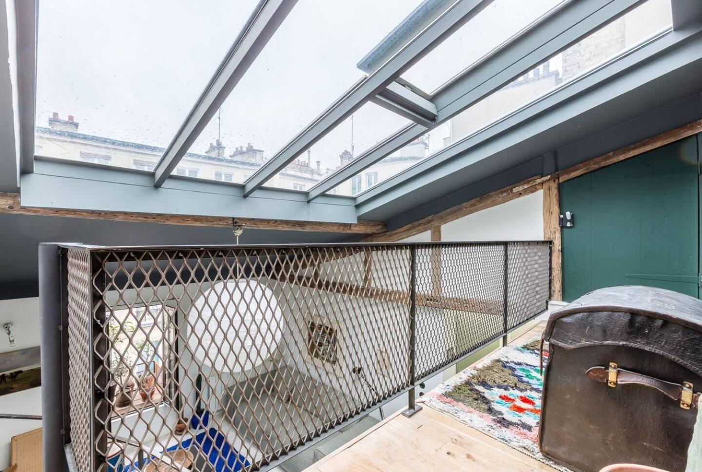 Charming Loft By Canal Saint Martin Parijs